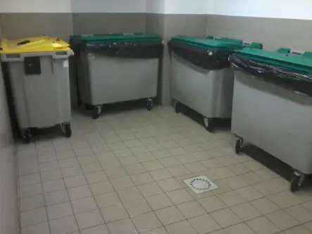 Opérateur effectuant le nettoyage de poubelles à Mérignac