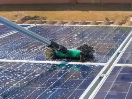 Nettoyage doux et sans produit abrasif des panneaux solaires