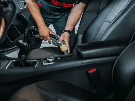 Nettoyage plastiques et tableau de bord à Mérignac