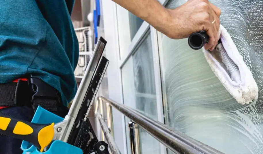 Nettoyage de vitres pour magasin à Mérignac